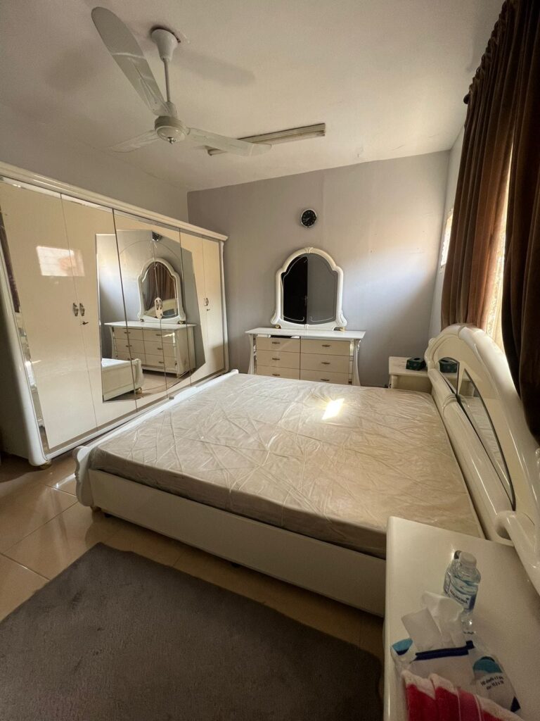 في الأحساء يُعد **شراء الأثاث المستعمل** خياراً اقتصادياً عملياً لمن يرغب في تجهيز منزله أو مكتبه بتكلفة أقل بكثير من الأثاث الجديد، حيث تتوفر لدى محلات البيع والبائعين المحليين قطع متنوعة من الأثاث بعد فحصها وتنظيفها للتأكد من صلاحيتها للاستخدام. تشمل هذه القطع **الأرائك، الكراسي، طاولات الطعام، الأسرة، الخزائن، وحدات التلفاز، الأرفف، والطاولات الجانبية**، وغيرها من الأثاث المنزلي والمكتبي الذي يناسب مختلف الاحتياجات. يساعد شراء الأثاث المستعمل على **توفير التكاليف بشكل كبير**، مما يجعله خياراً مناسباً للأسر الجديدة، المستأجرين، أو من لديهم ميزانيات محدودة، كما يسهم في **الحفاظ على البيئة** من خلال إعادة استخدام القطع بدلاً من التخلص منها، مما يقلل كمية النفايات ويسهم في استخدام الموارد بشكل أكثر استدامة. عند التفكير في شراء أثاث مستعمل في الأحساء من المهم **فحص القطع جيداً قبل الاتفاق على السعر**، ويتضمن ذلك التأكد من سلامة الهيكل، جودة الخشب أو المعدن، حالة القماش أو الجلد، ونظافة الأجزاء وسلامة الأرفف والأدراج والمفصلات لضمان أن القطع صالحة للاستخدام لفترة طويلة دون مشاكل. من الأفضل أيضاً **مقارنة الأسعار بين أكثر من محل أو بائع في الأحساء** للحصول على أفضل قيمة مقابل المال، إذ أن الأسعار قد تختلف من مكان لآخر. كما يمكن الاستفسار عن أي **خدمات إضافية** يقدمها البائع مثل النقل إلى موقعك أو التركيب داخل المنزل أو المكتب، حيث إن بعض المحلات توفر خدمات توصيل وتركيب الأثاث المستعمل بشكل كامل مما يسهل عملية الشراء ويوفر الوقت والجهد. بهذه الطريقة يمكن تجهيز المنزل أو المكتب بأثاث مستعمل بحالة جيدة يوفر **راحة وجودة استخدام عالية** مع تقليل التكاليف المالية، مما يجعل **شراء الأثاث المستعمل في الأحساء خياراً ذكياً وعملياً** للعديد من الأشخاص الذين يسعون للحصول على أثاث جيد وبأسعار مناسبة دون التأثير على جودة المعيشة أو العمل.