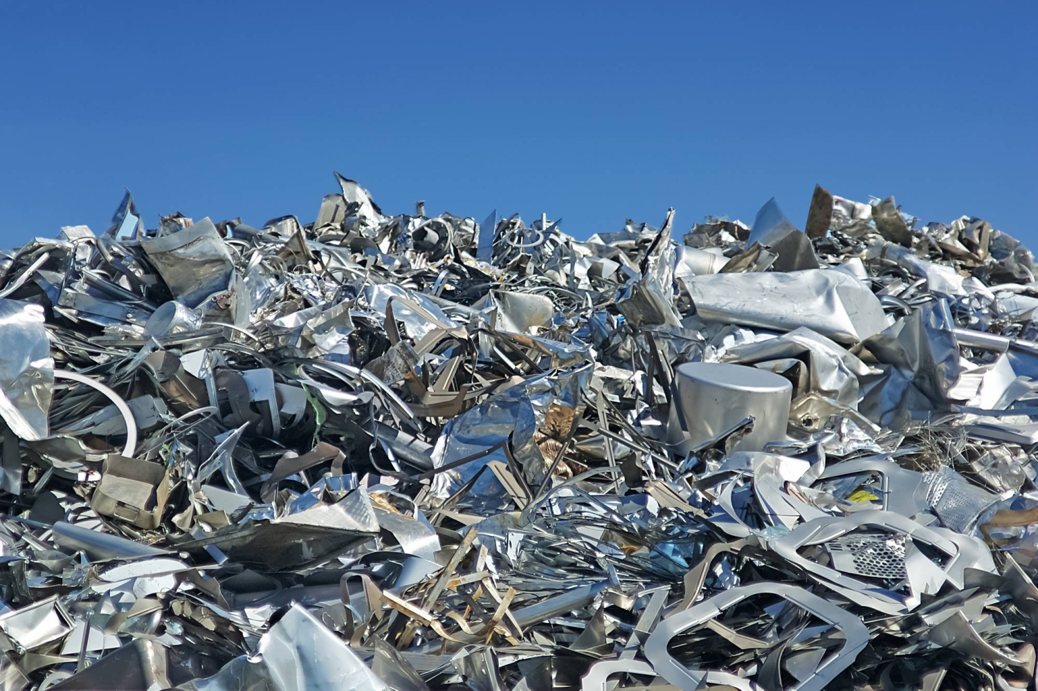 deposit of metal scrap, foreground.
